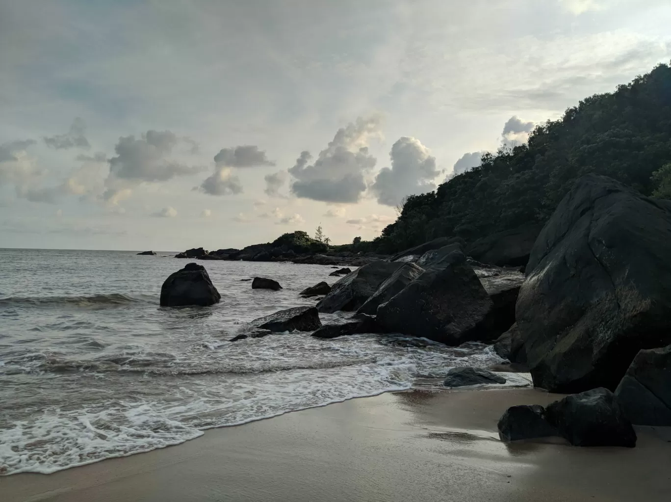 Photo of Half Moon Beach By Paridhi Madhurayar (பரிதி மாதுராயர்)