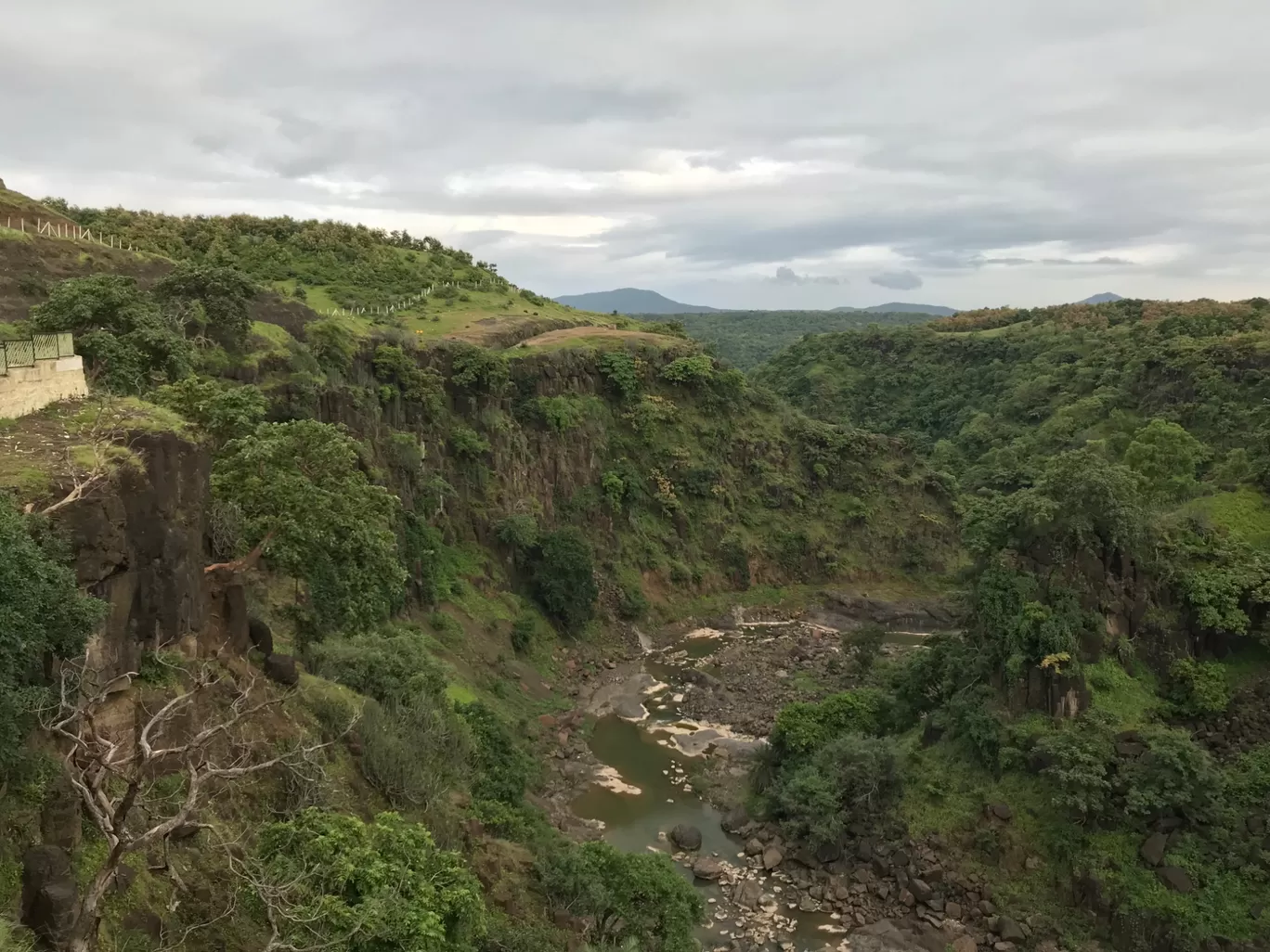 Photo of Patalpani Waterfall By Aakash Soni