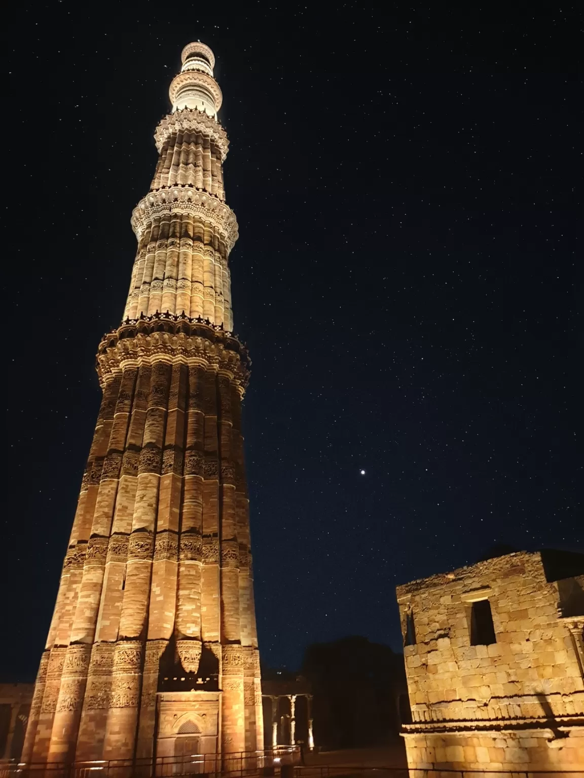 Photo of Qutub Minar By Aditya Kumar Sahoo