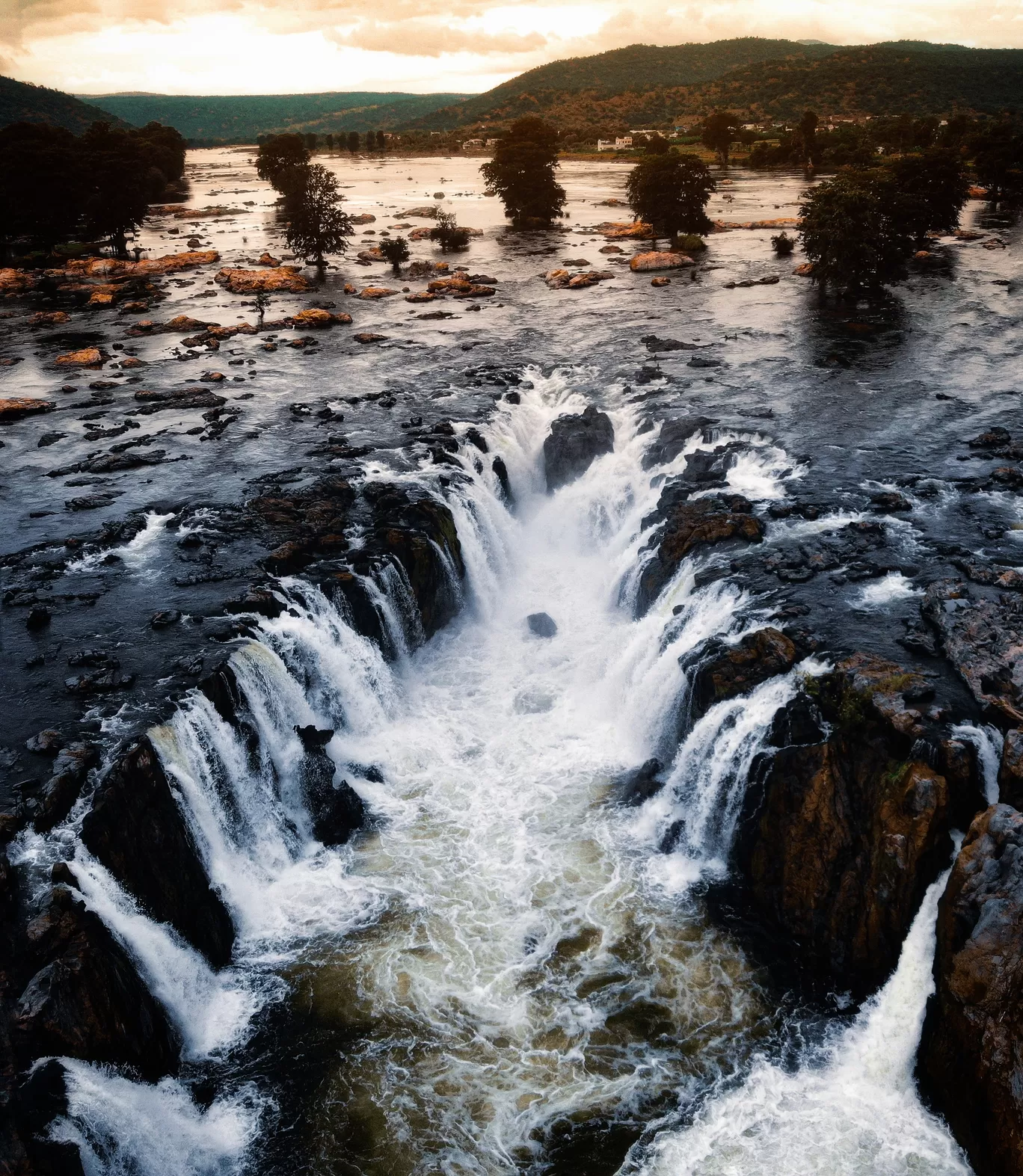 Photo of Hogenakkal Waterfalls By Dhenesh Annamalai