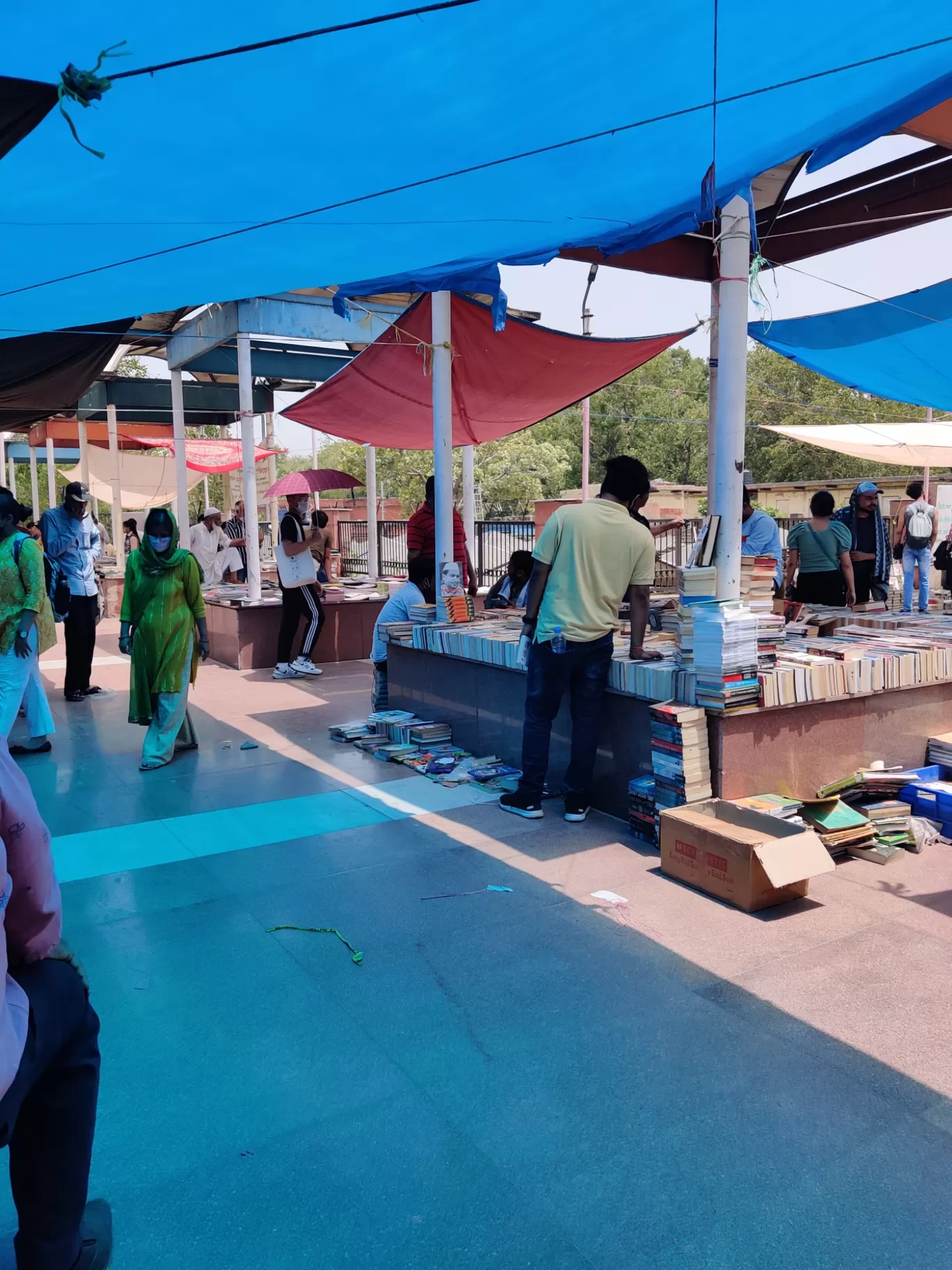 Photo of Daryaganj Sunday Book Market By Ashay Dahare