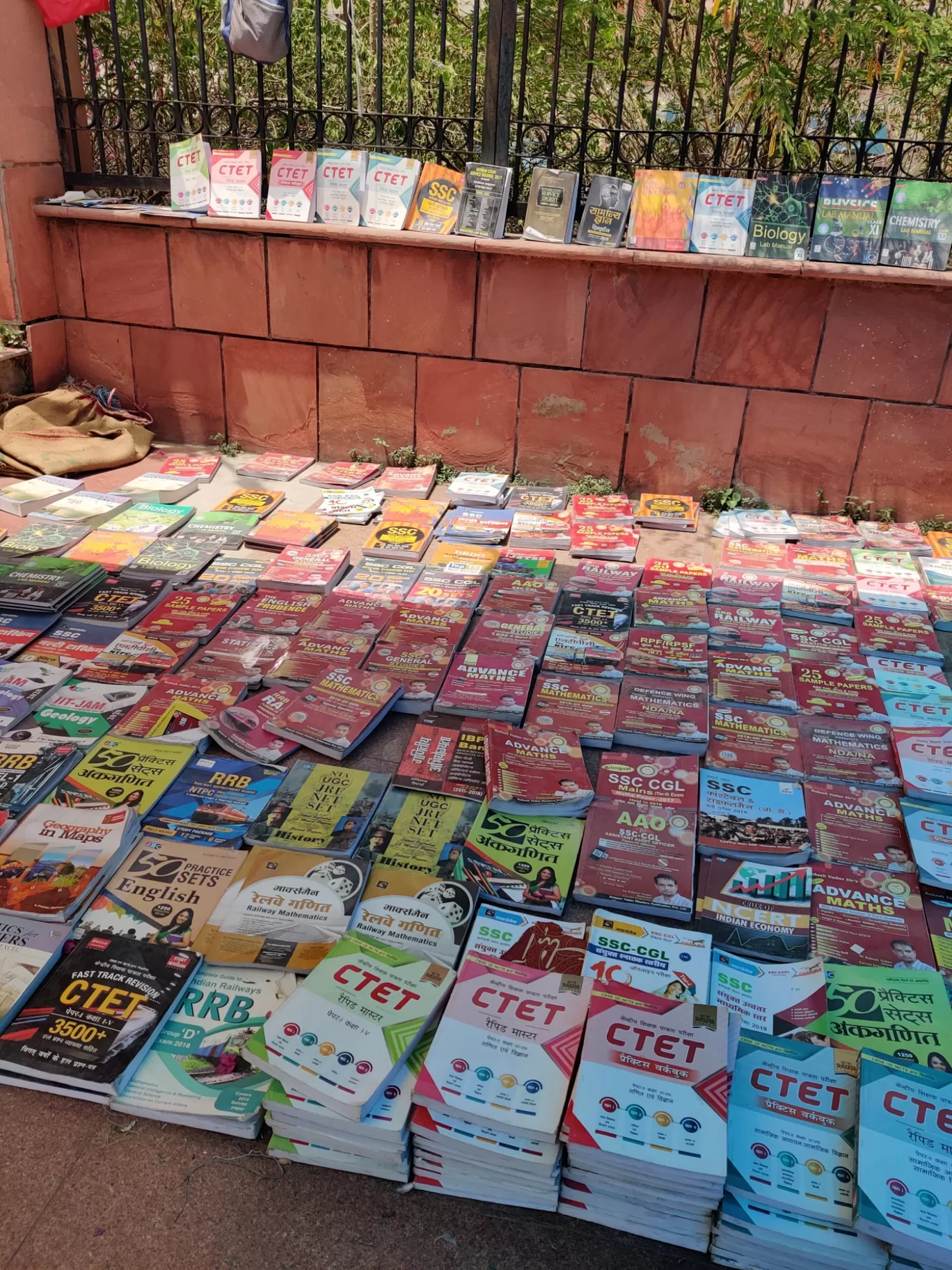 Photo of Daryaganj Sunday Book Market By Ashay Dahare