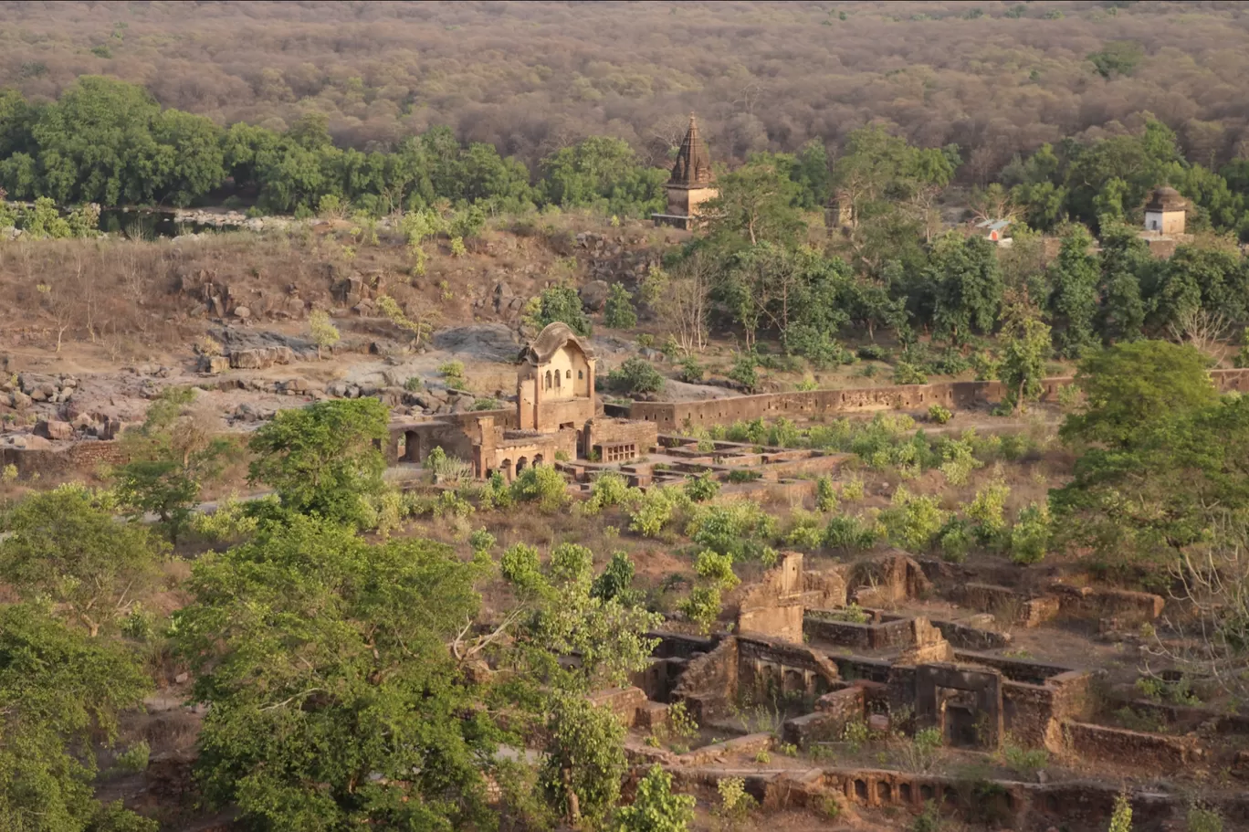 Photo of Orchha Fort complex By Lenzzstruck