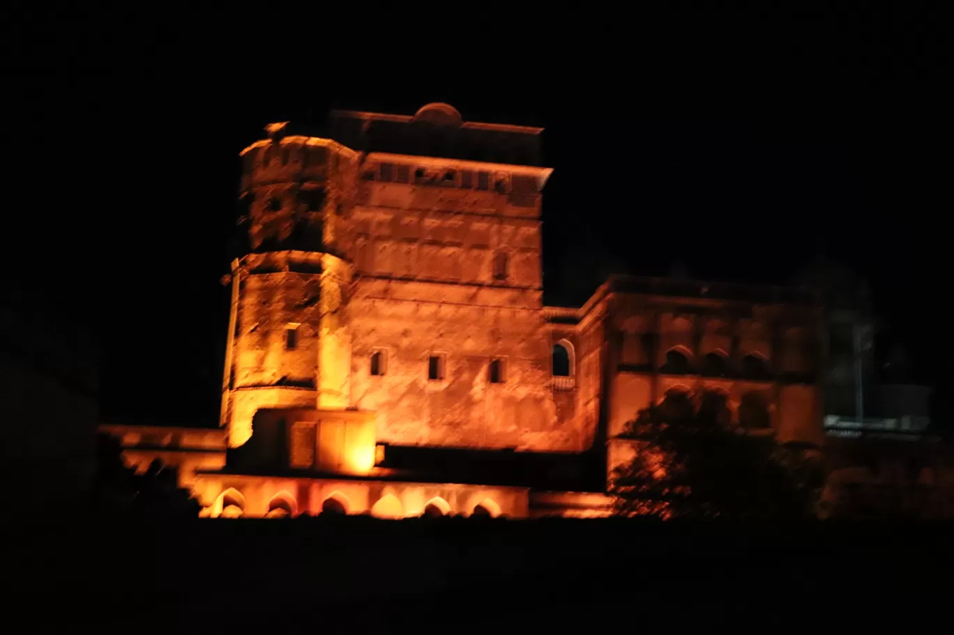 Photo of Orchha Fort complex By Lenzzstruck