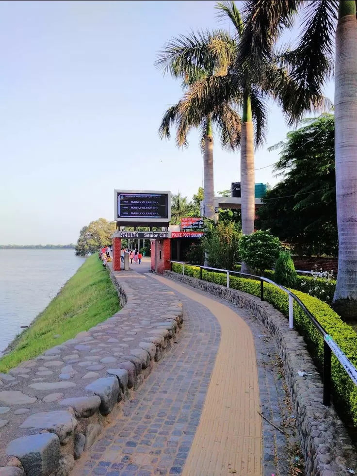 Photo of Sukhna Lake By Rocky Lambra
