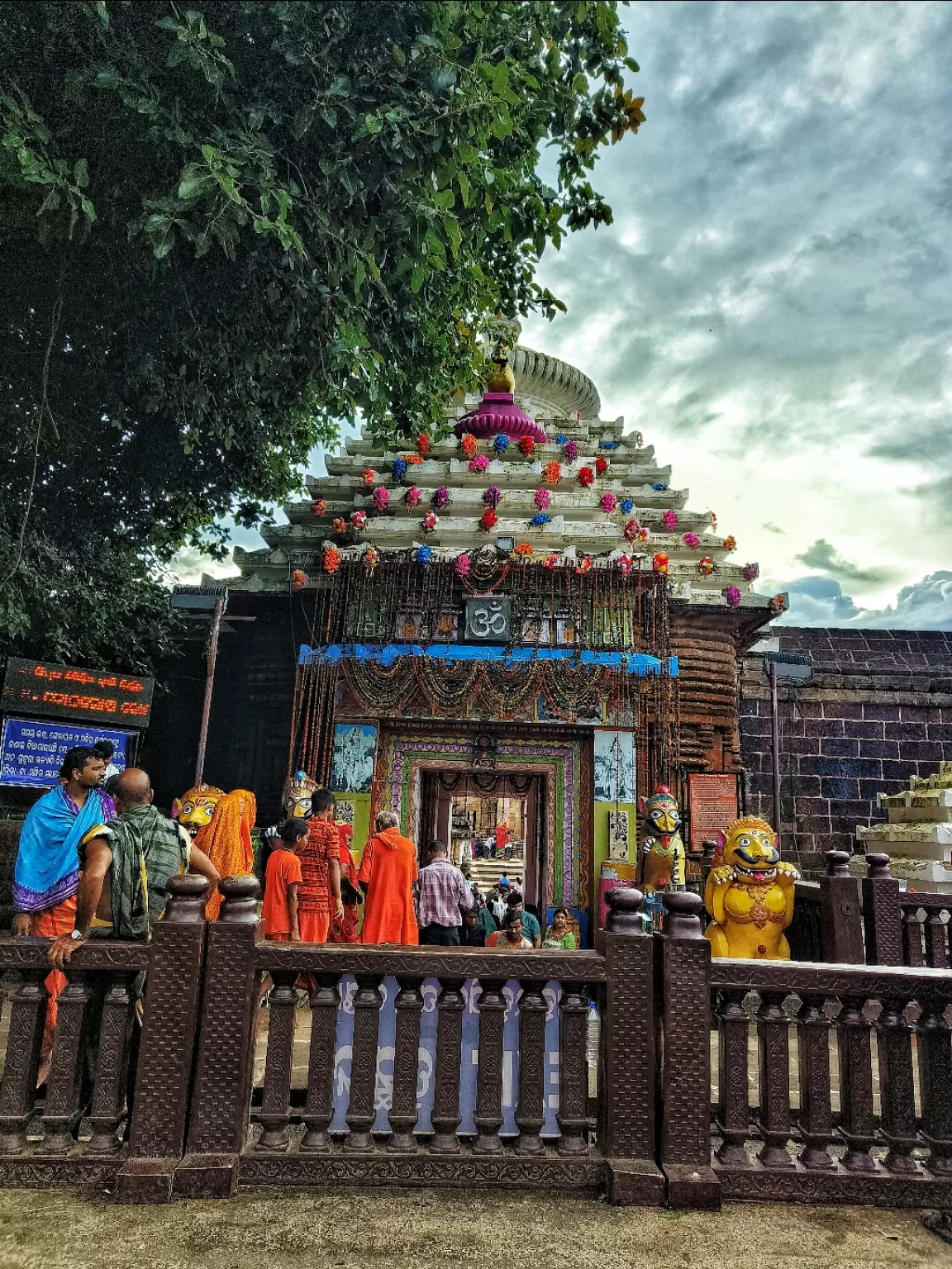 Photo of Lingaraj Temple Road By Hemangi Narvekar