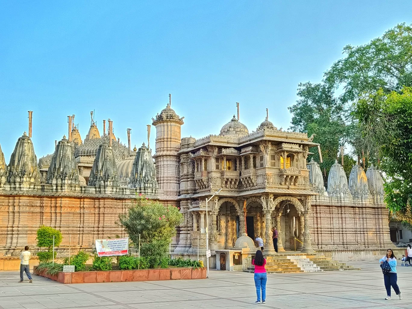 Photo of Hutheesing Jain Temple By Hemangi Narvekar