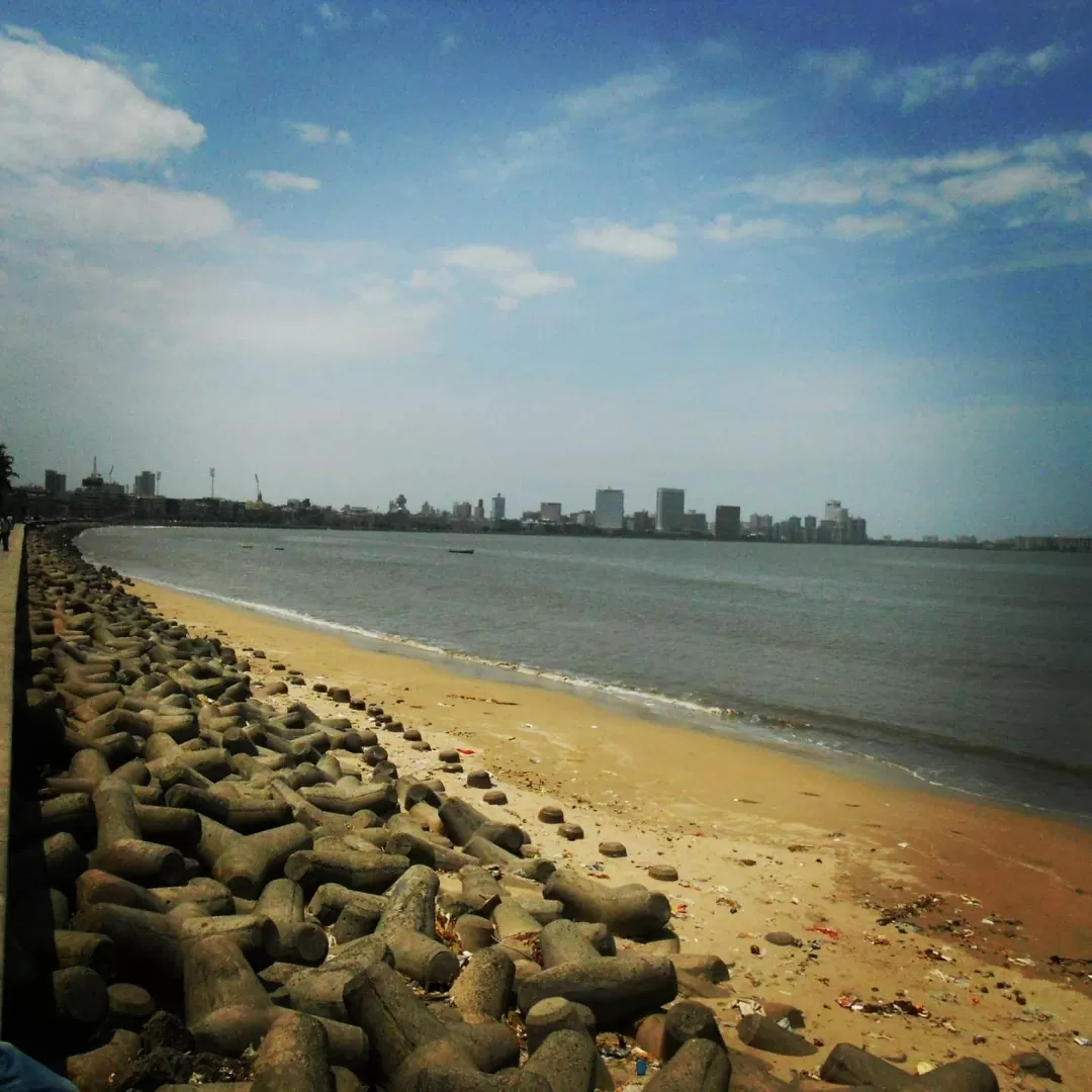 Photo of Marine Drive By Roaming Mayank