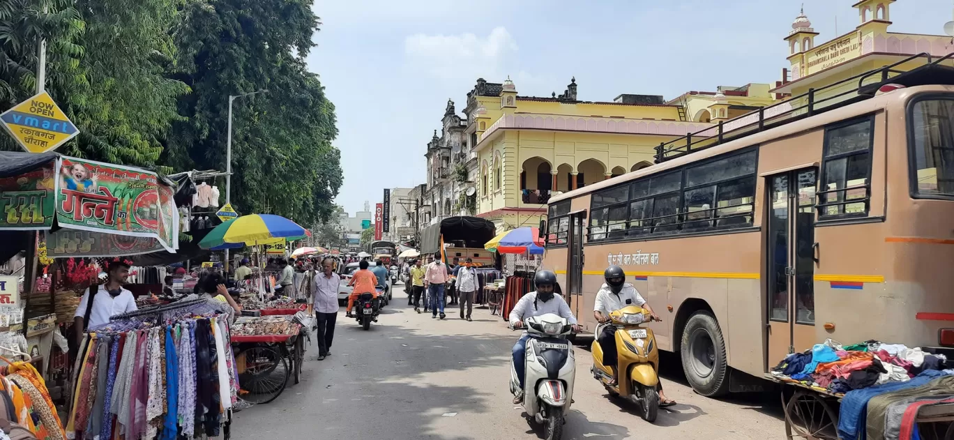 Photo of Aminabad Market By Roaming Mayank