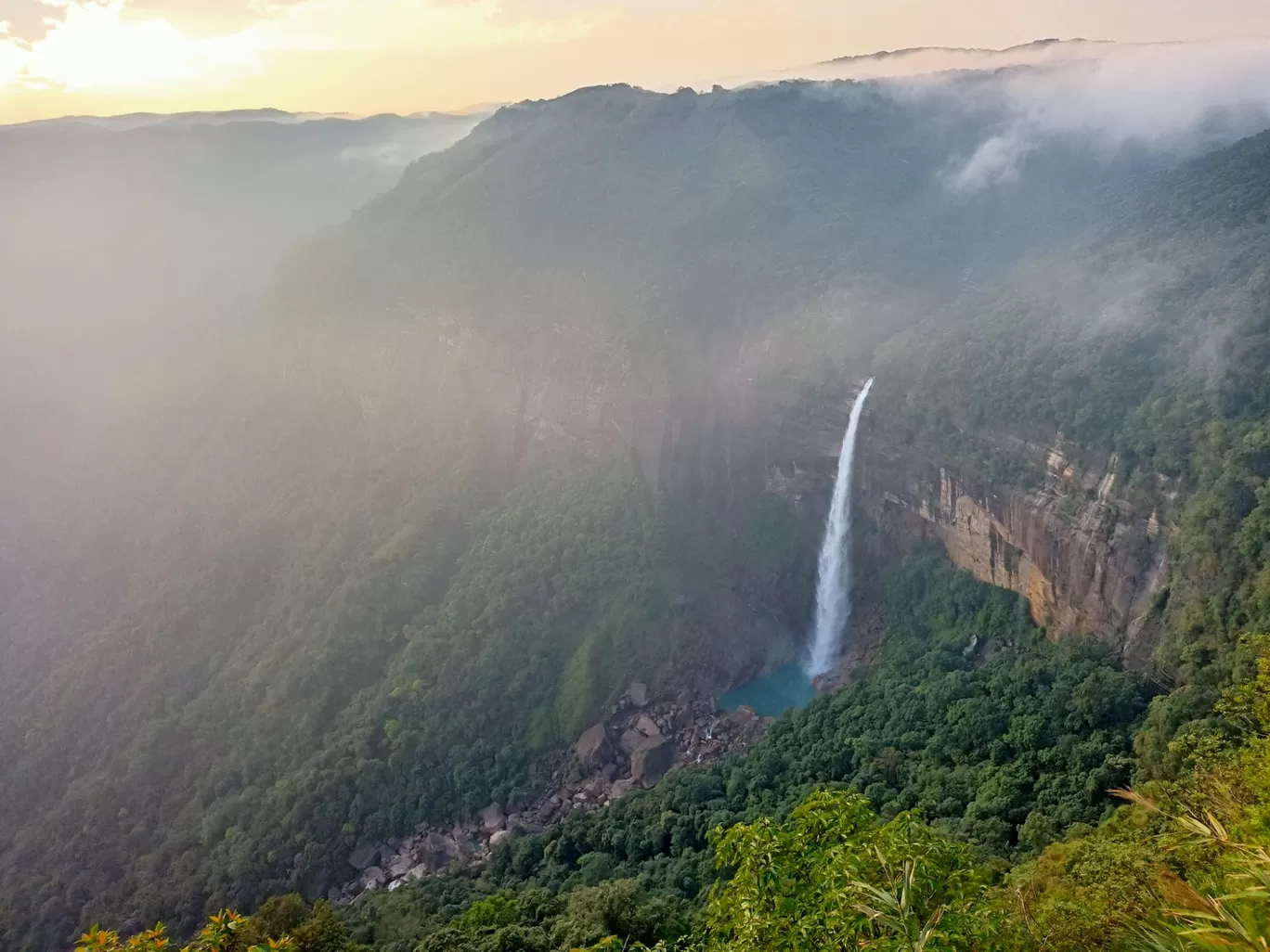 Photo of NohKaLikai Falls By Roaming Mayank