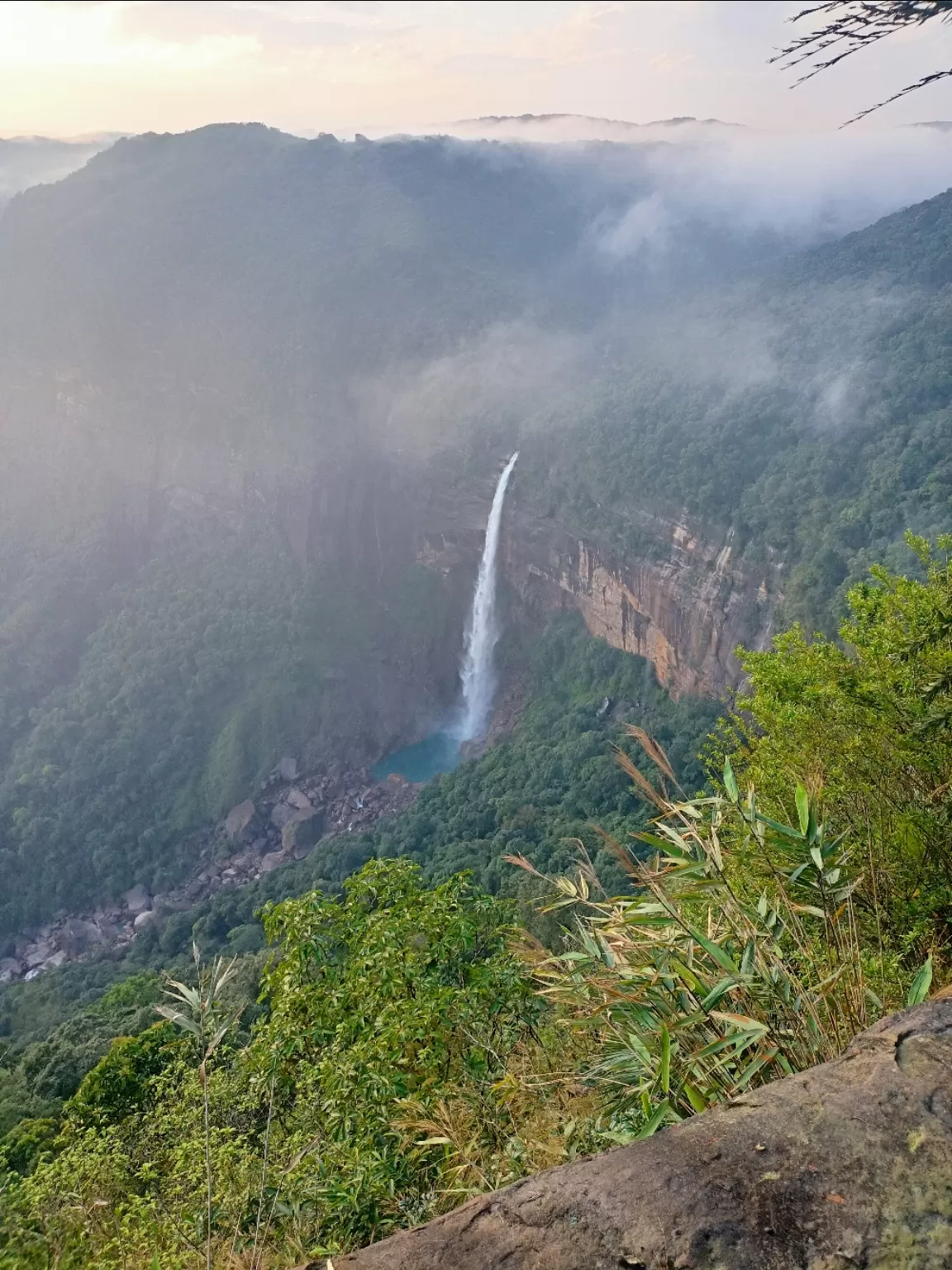 Photo of NohKaLikai Falls By Roaming Mayank