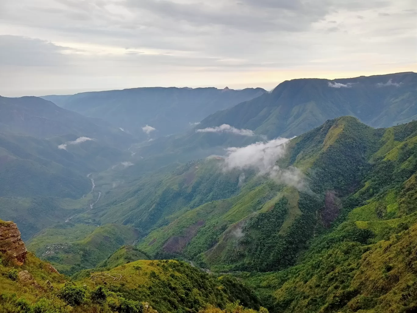 Photo of NohKaLikai Falls By Roaming Mayank