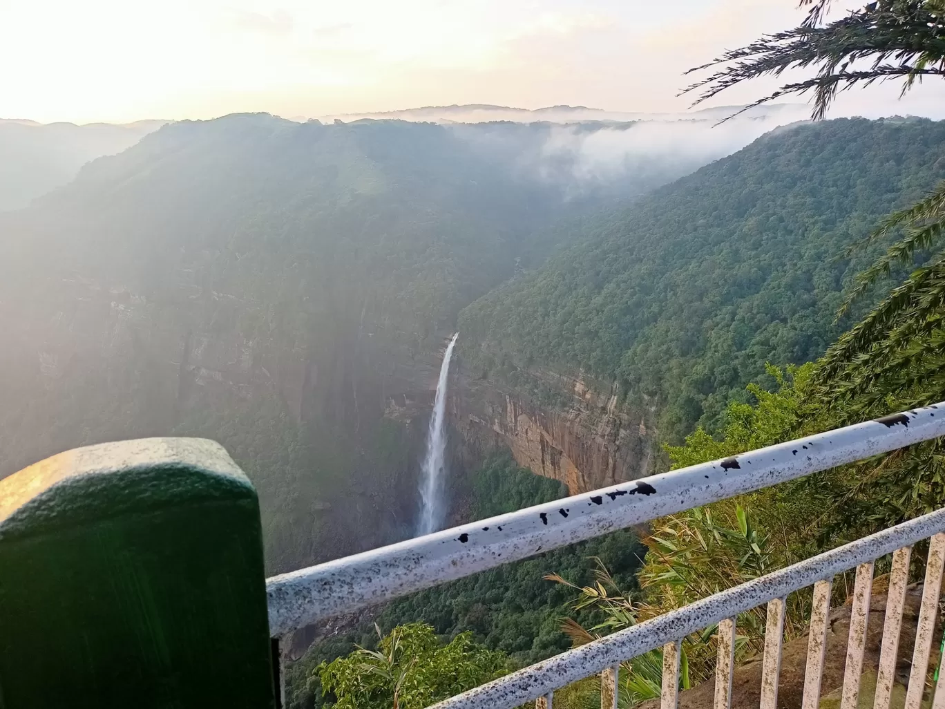 Photo of NohKaLikai Falls By Roaming Mayank