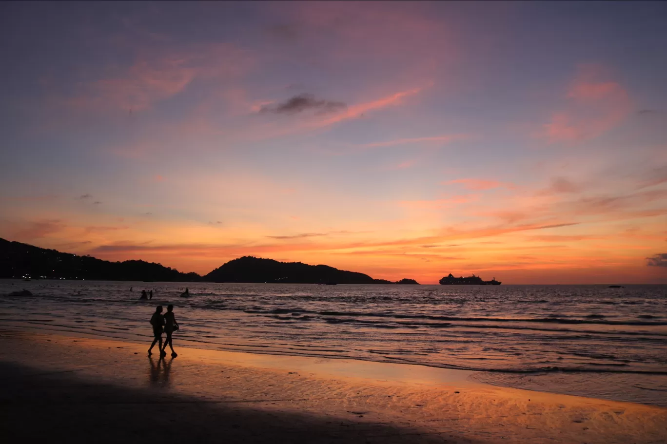 Photo of Patong Beach By Dipti Saraf