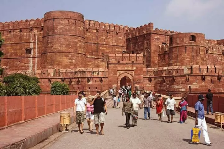 Photo of Agra Fort By 𝔑𝔦𝔱𝔦𝔫 𝔎𝔲𝔪𝔞𝔯 𝔓𝔯𝔞𝔧𝔞𝔭𝔞𝔱𝔦