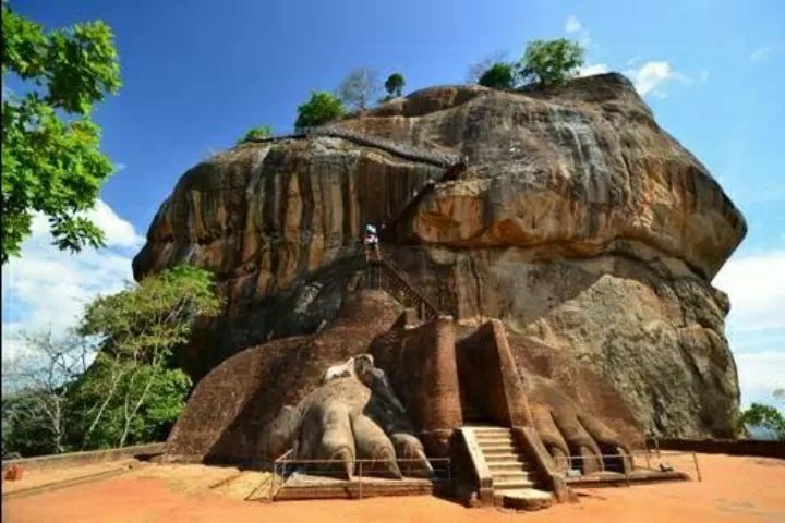 Photo of Sigiriya Rock Fortress By 𝔑𝔦𝔱𝔦𝔫 𝔎𝔲𝔪𝔞𝔯 𝔓𝔯𝔞𝔧𝔞𝔭𝔞𝔱𝔦