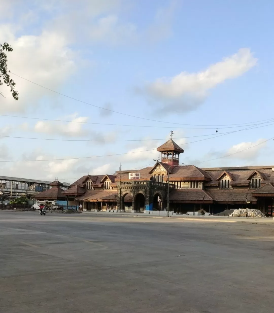 Photo of Bandra Railway Station (W) By Sonali Panagale