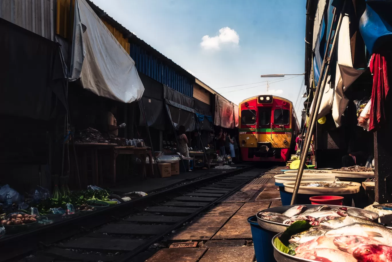 Photo of กาแฟสดรถไฟ Coffee In Train (Maeklong Railway Market) By MAYANK PATEL