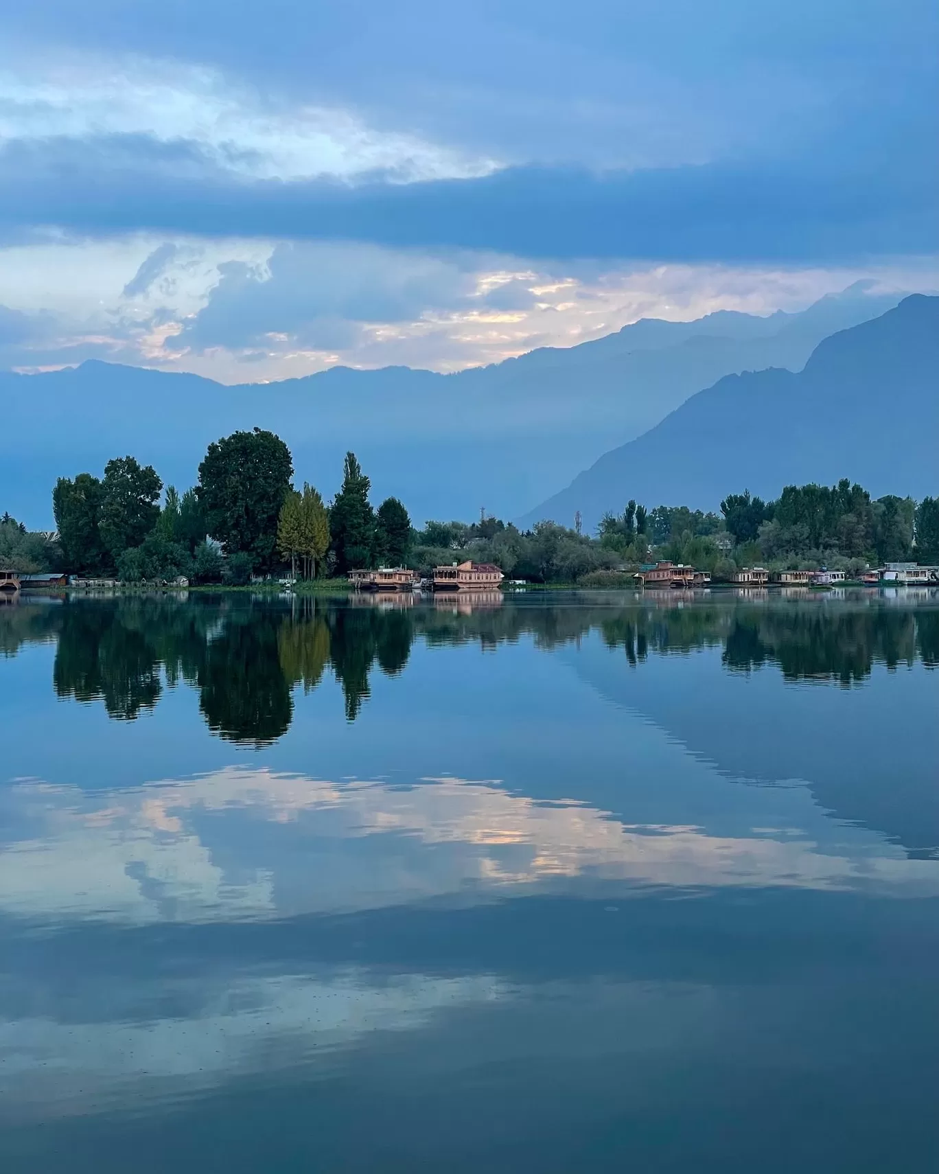 Photo of Dal Lake By Tanvi Shah (travelstoriesbytan)