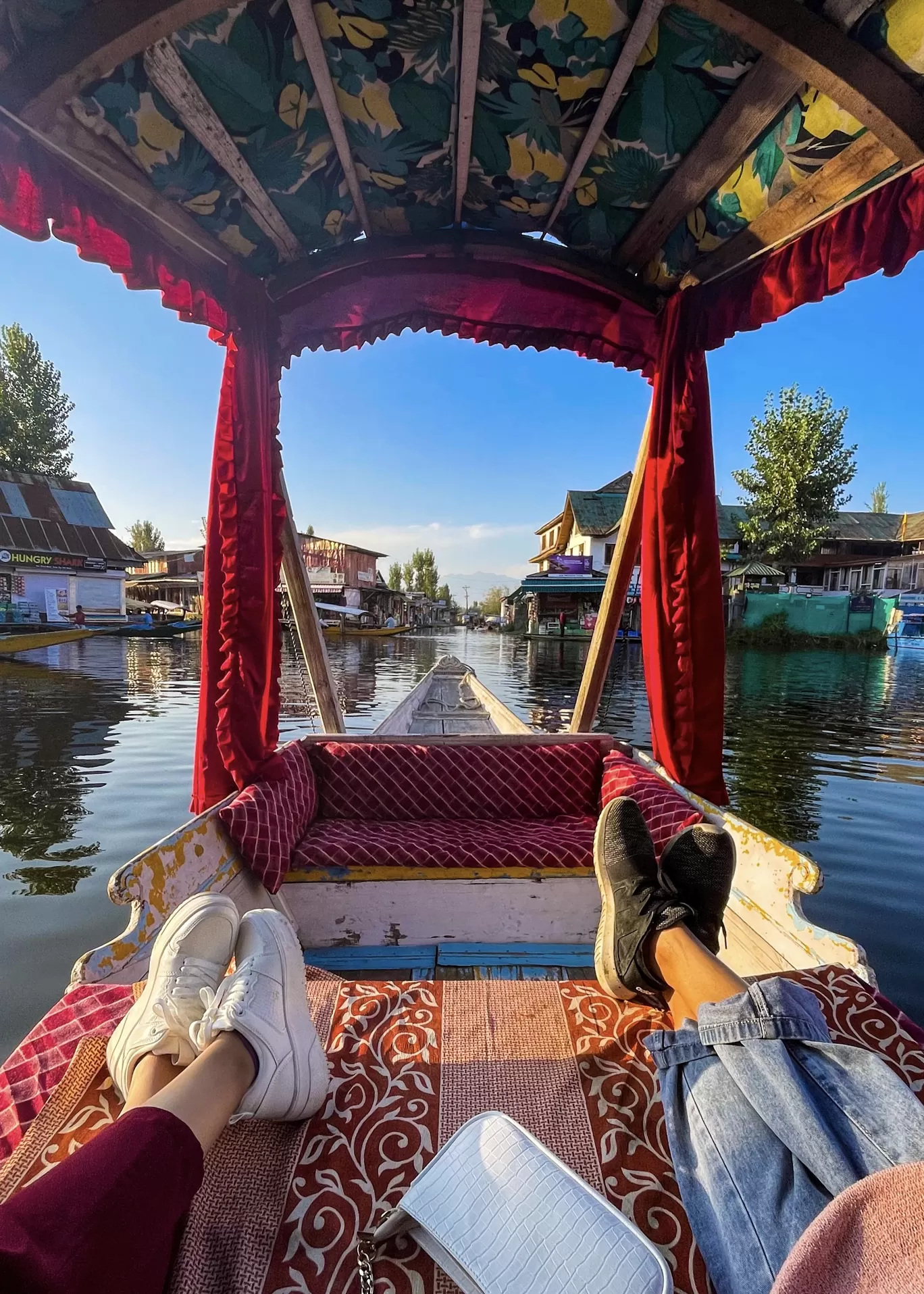 Photo of Dal Lake By Tanvi Shah (travelstoriesbytan)