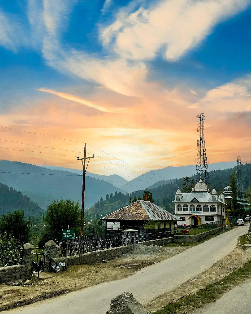 Photo of Dal Lake By Tanvi Shah (travelstoriesbytan)