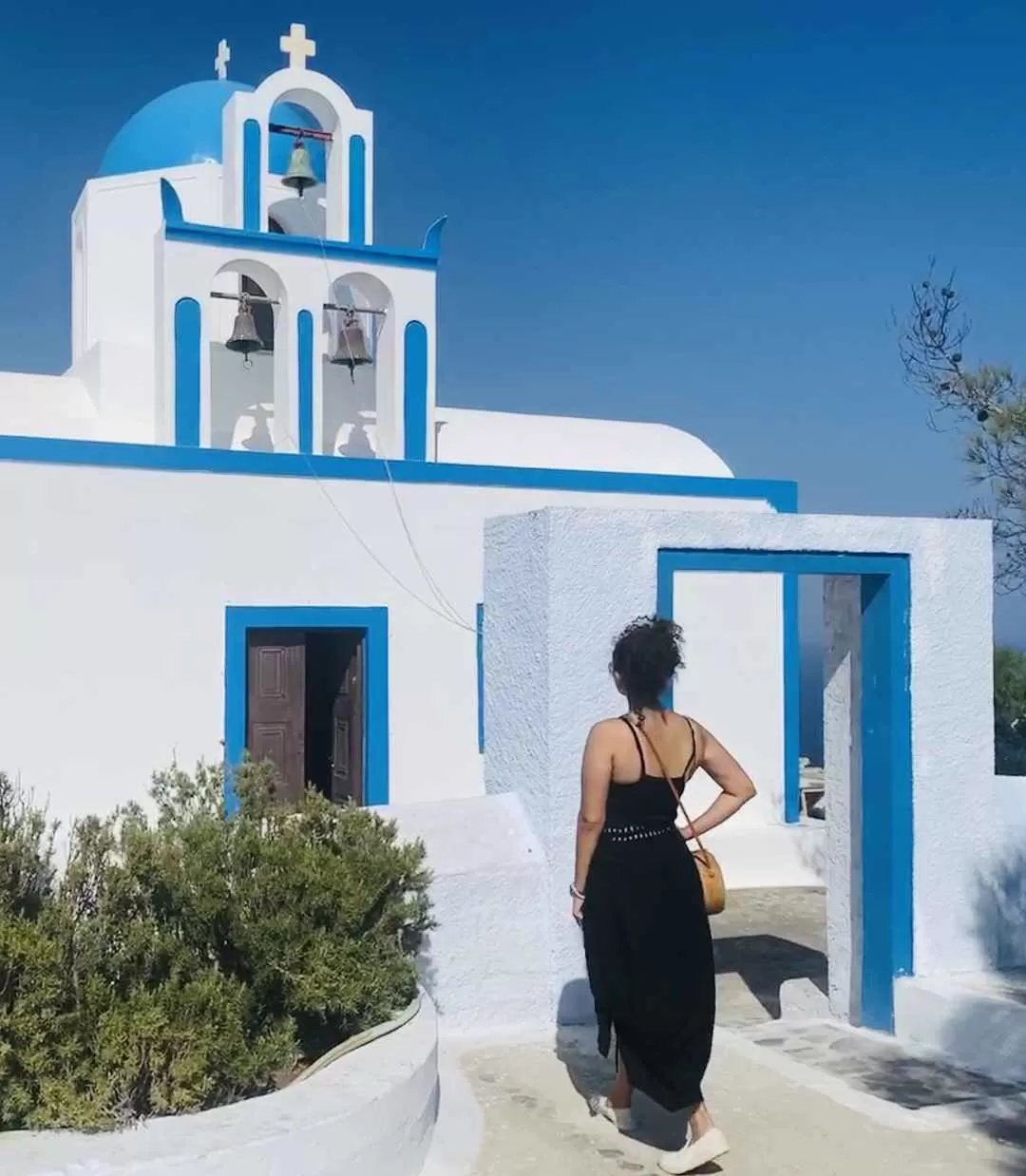 Photo of Santorini By Kadambari Bhatte (curlytravelmess)