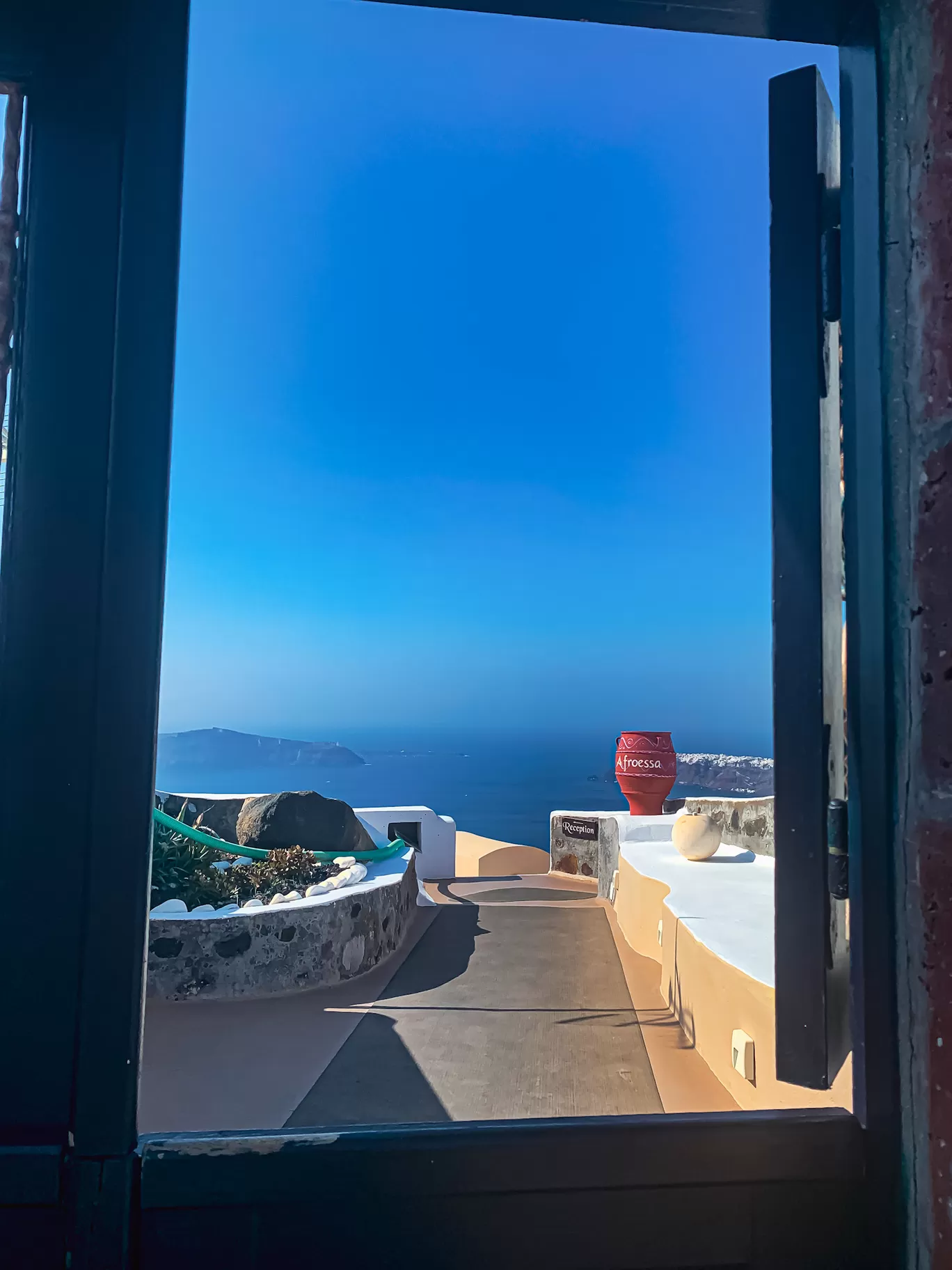 Photo of Santorini By Kadambari Bhatte (curlytravelmess)