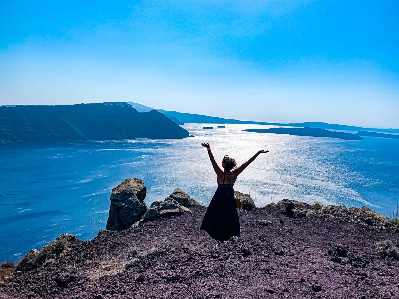 Photo of Santorini By Kadambari Bhatte (curlytravelmess)