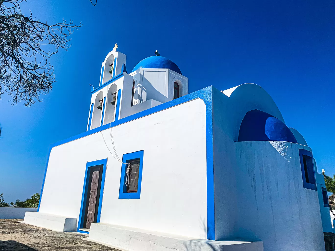 Photo of Santorini By Kadambari Bhatte (curlytravelmess)