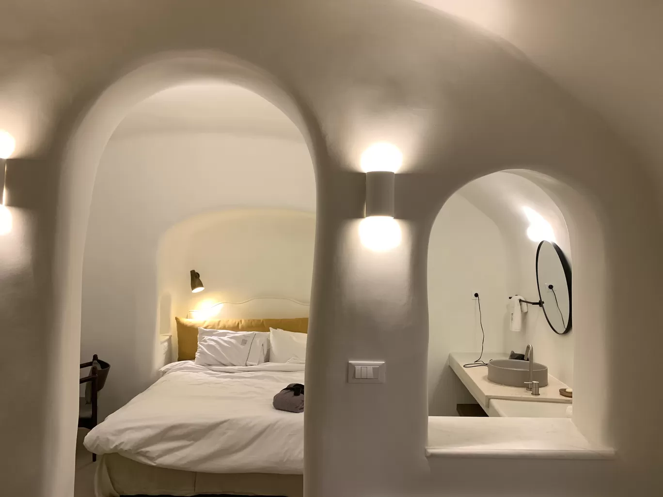Photo of Santorini By Kadambari Bhatte (curlytravelmess)