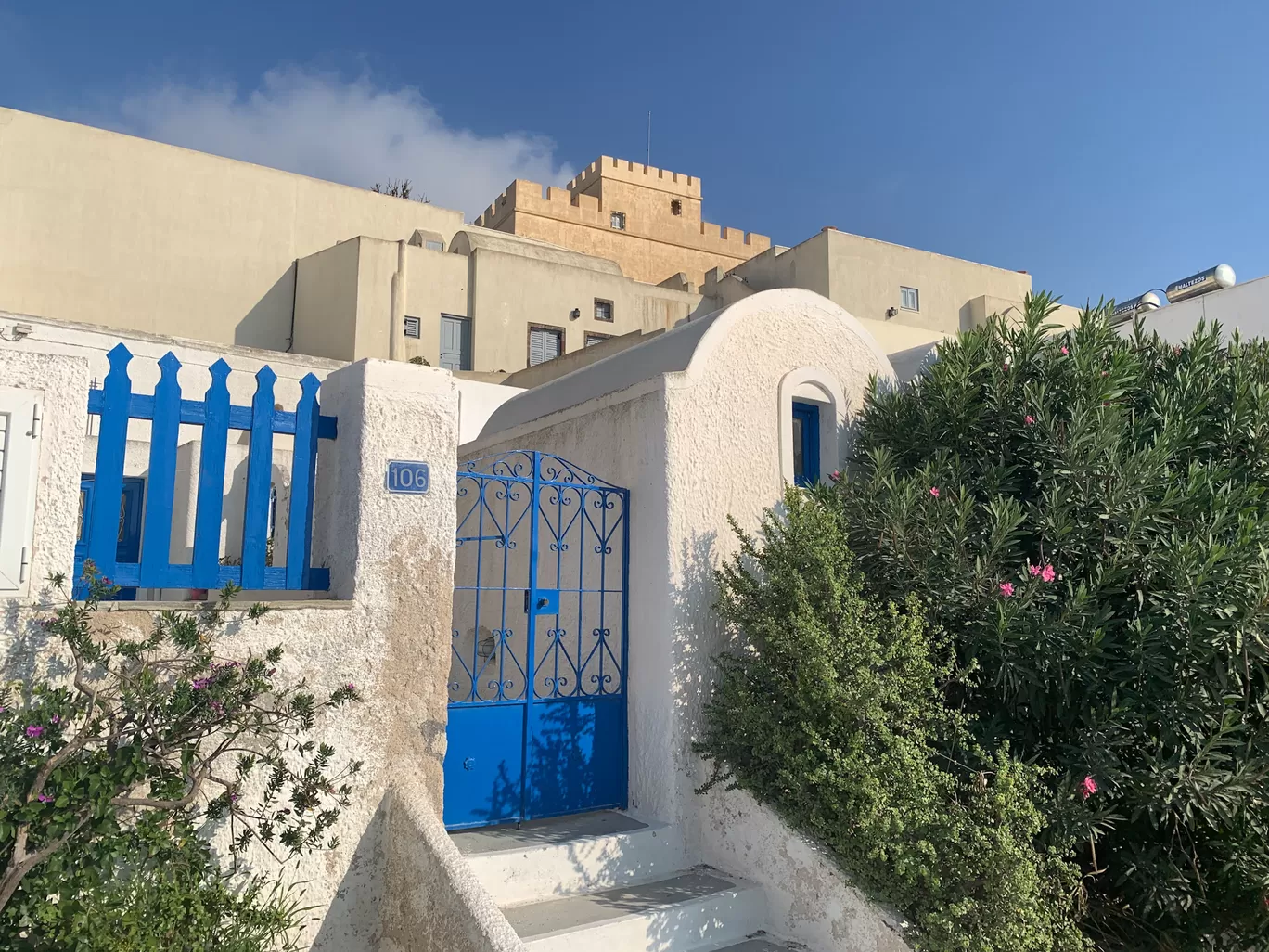 Photo of Santorini By Kadambari Bhatte (curlytravelmess)
