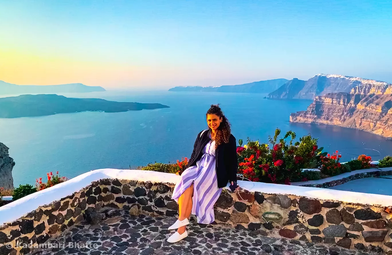 Photo of Santorini By Kadambari Bhatte (curlytravelmess)