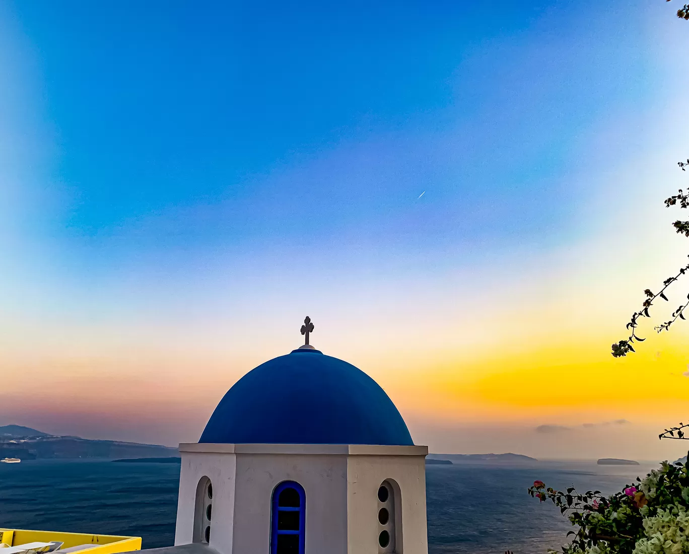 Photo of Santorini By Kadambari Bhatte (curlytravelmess)