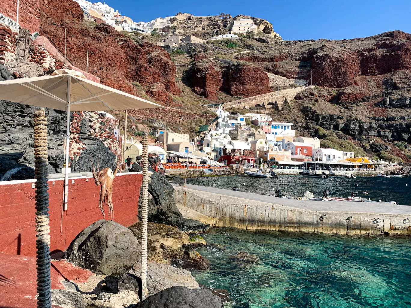 Photo of Santorini By Kadambari Bhatte (curlytravelmess)
