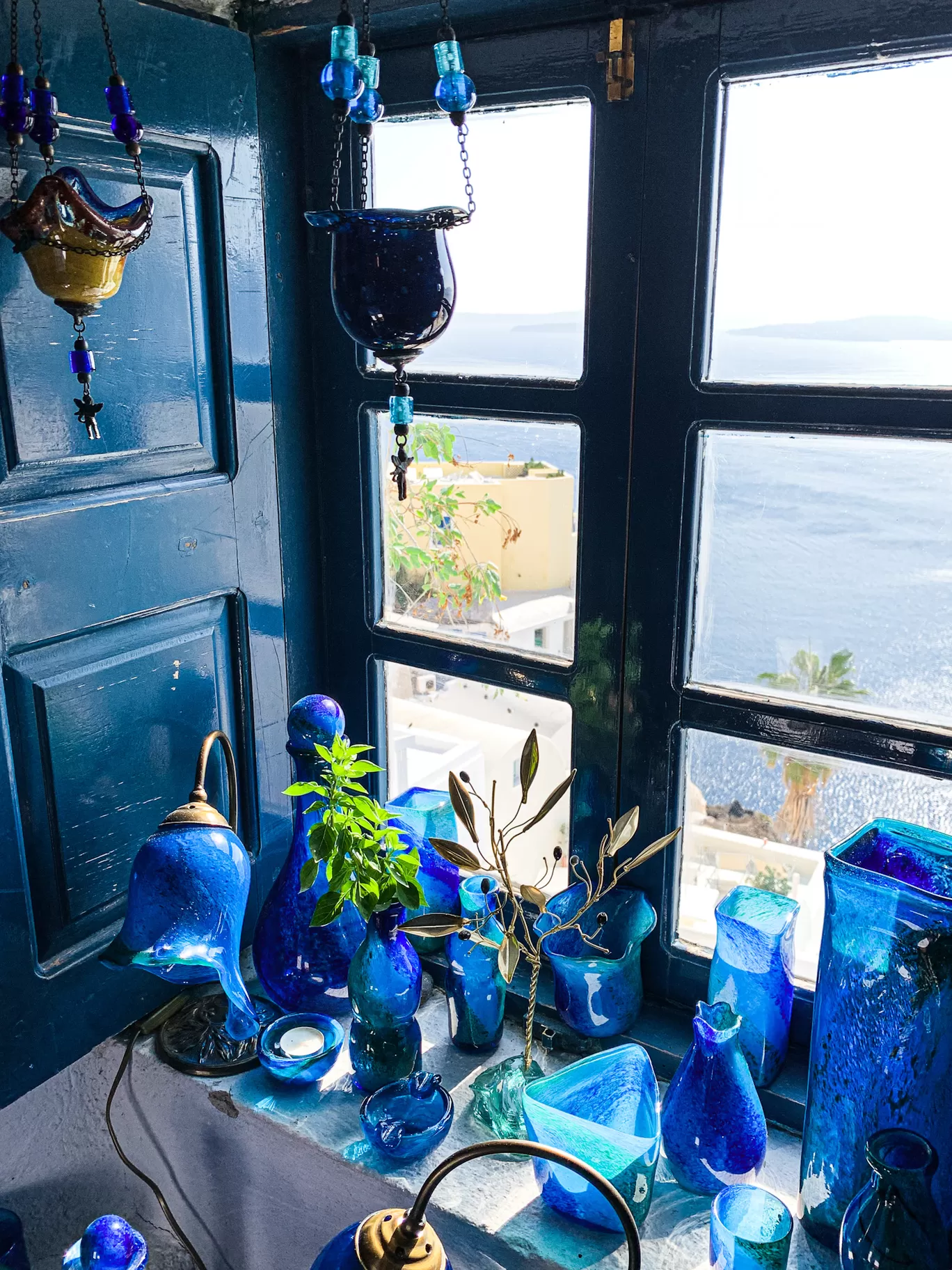 Photo of Santorini By Kadambari Bhatte (curlytravelmess)