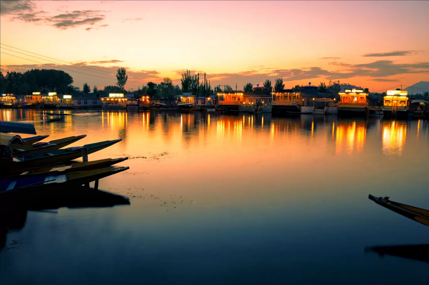 Photo of Dal Lake By Akash Mendpara