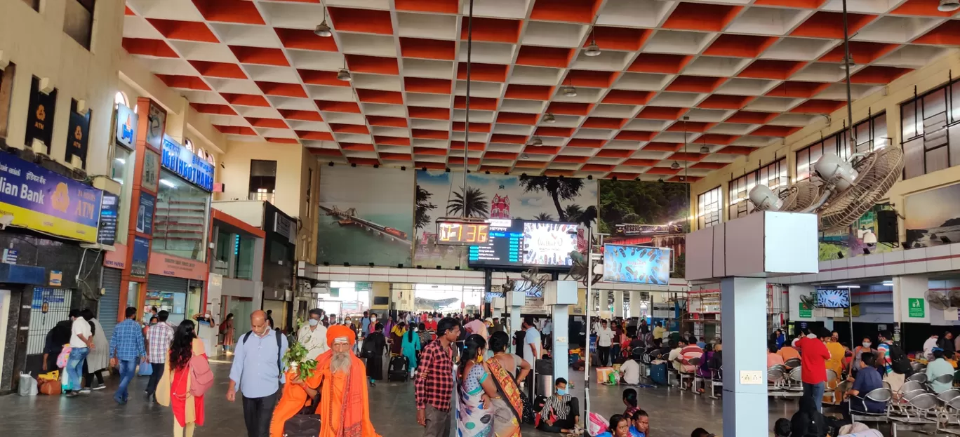 Photo of MGR Railway Station By Durga Lakshmipathy