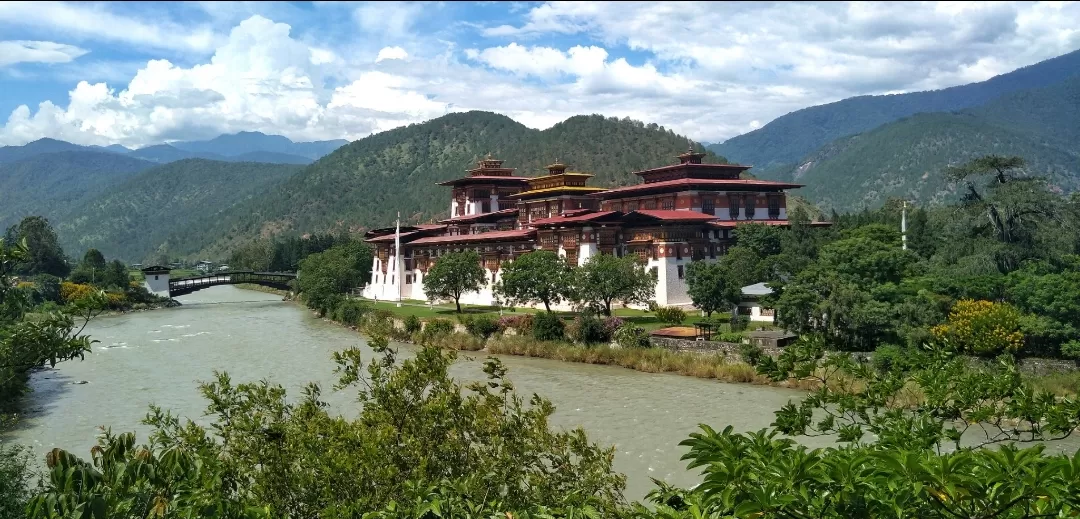 Photo of Punakha Dzong By Mitali Gujarathi Shitut