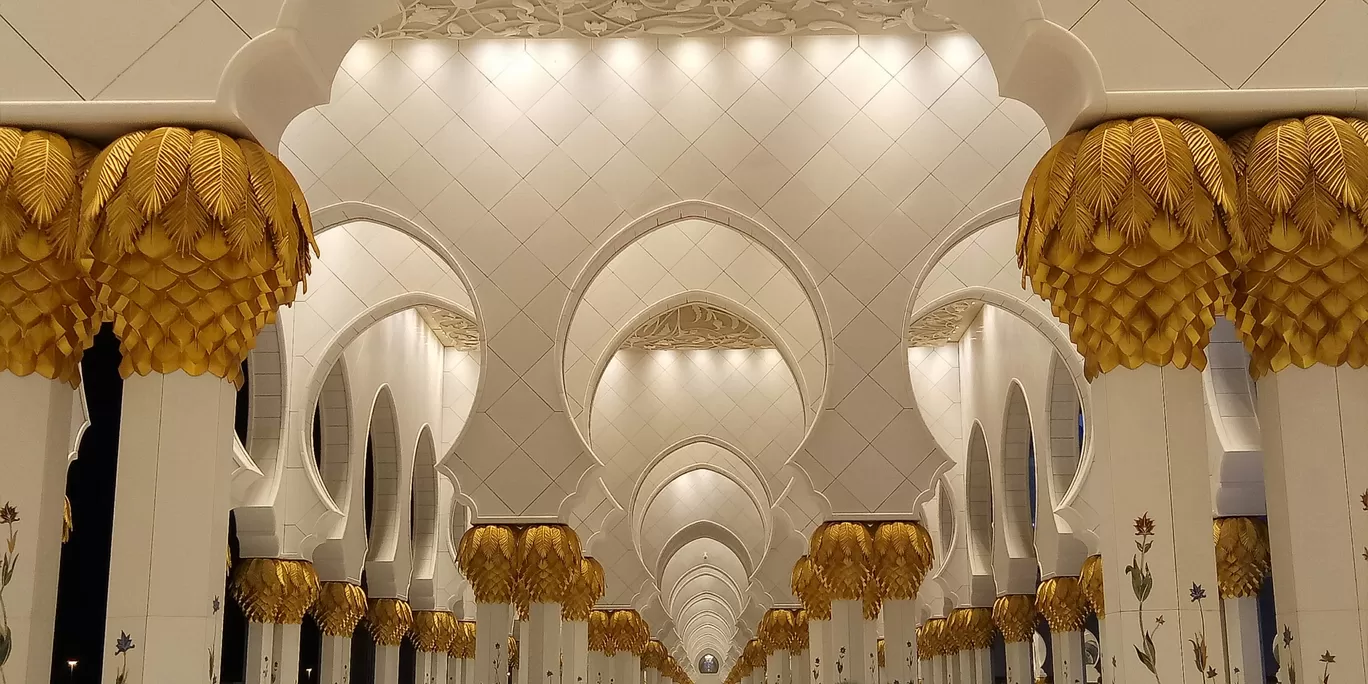 Photo of Sheikh Zayed Grand Mosque Center - Abu Dhabi - United Arab Emirates By Ayush Bansal