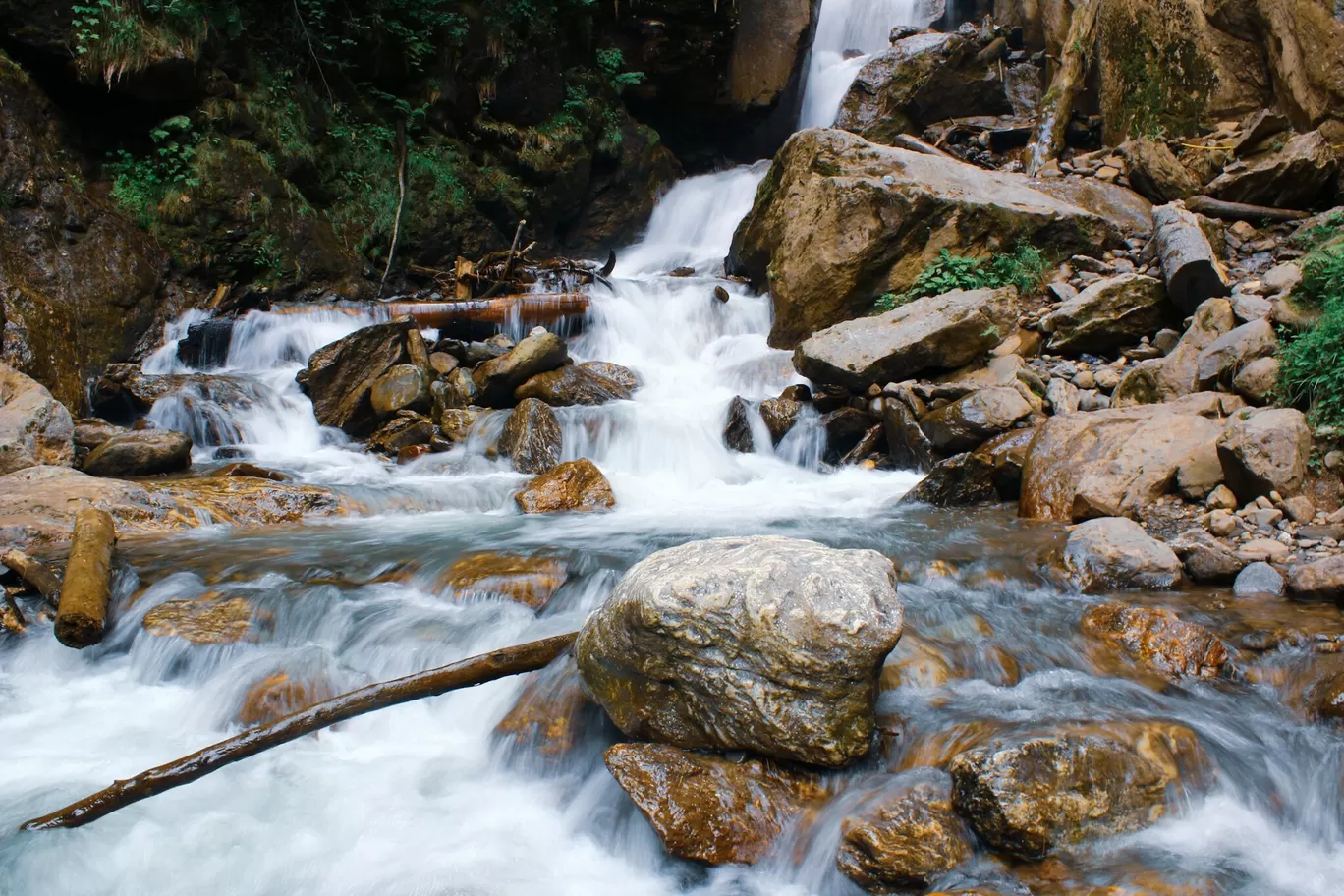 Photo of KheerGanga Waterfall - Half way By Salil Sharma