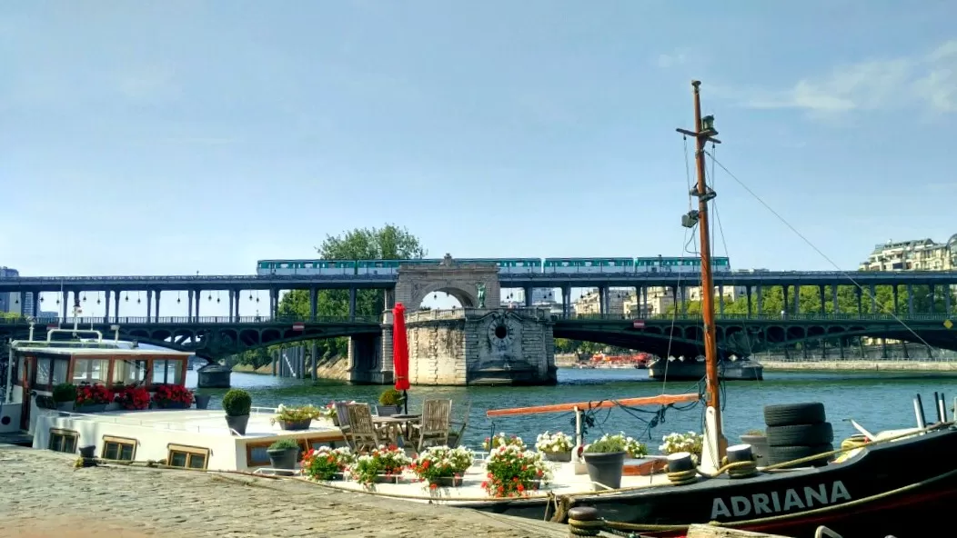 Photo of Pont de Bir-Hakeim By coloursofwanderlust 