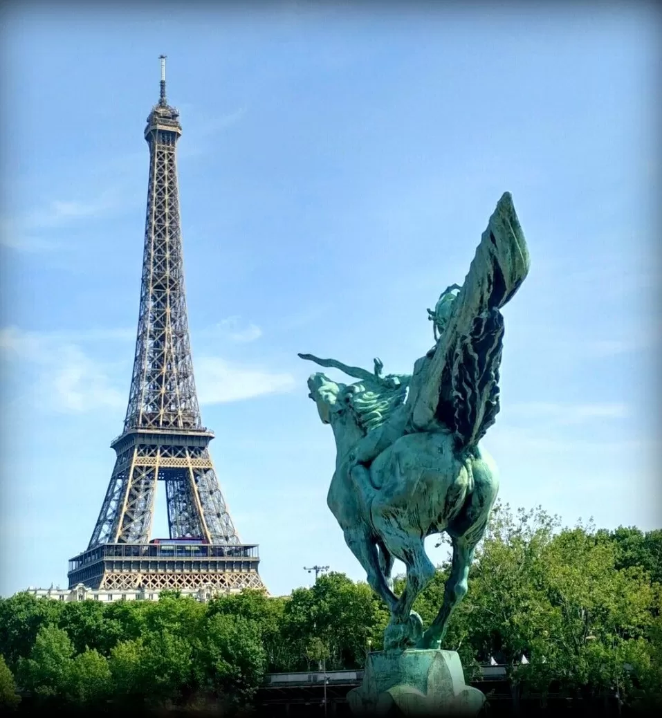 Photo of Eiffel Tower By coloursofwanderlust 