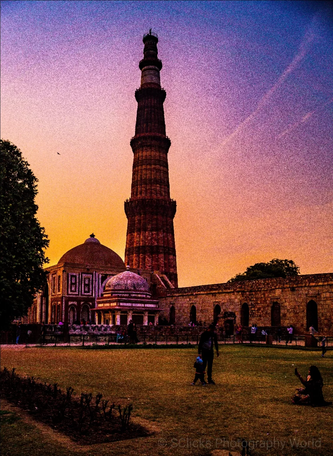 Photo of Qutub Minar By Sanchit Goyal