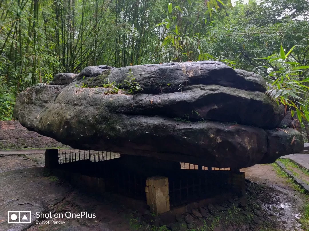 Photo of Balancing Rock of Mawlynnong By Jyoti Pandey