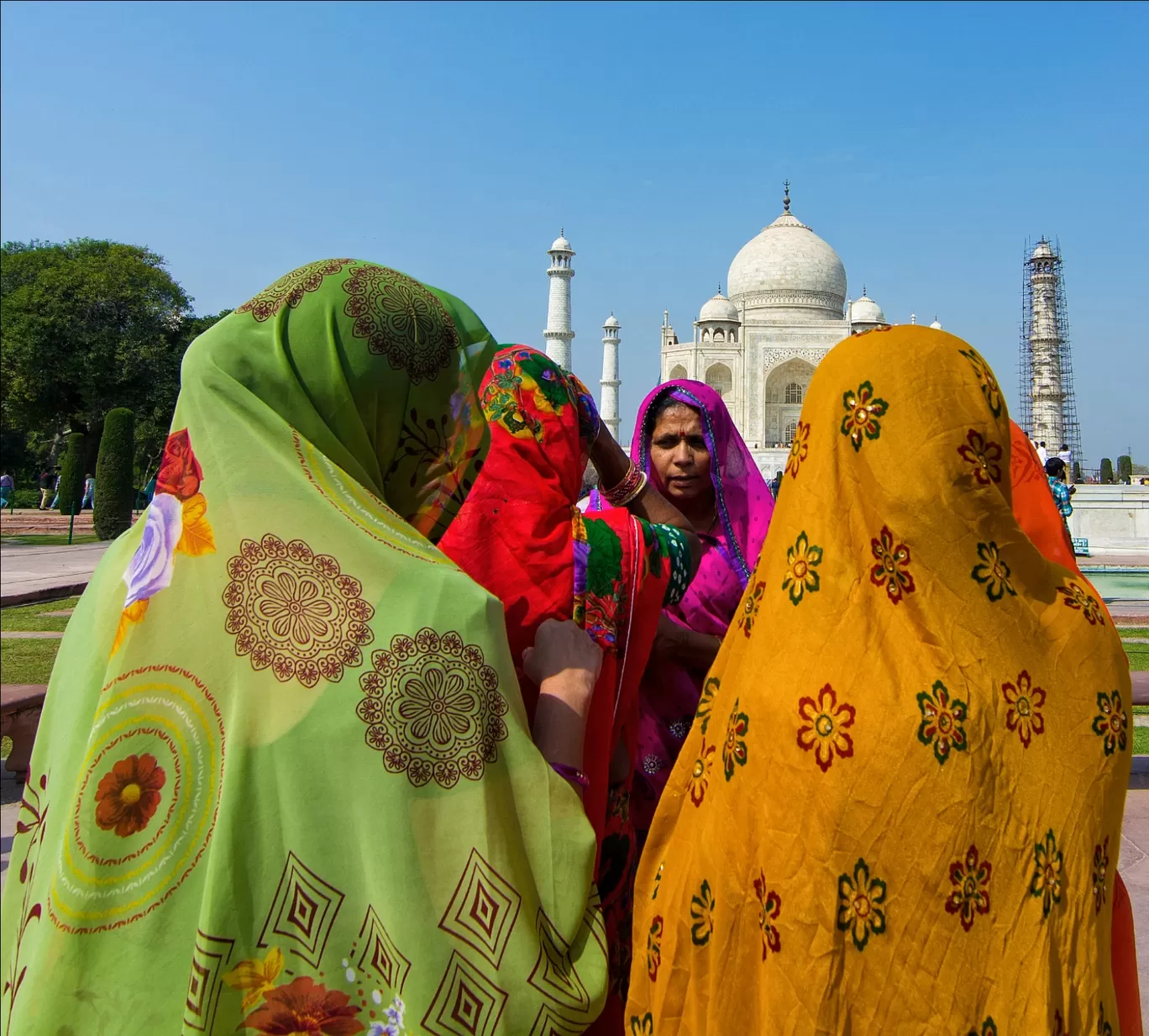 Photo of Taj Mahal Tour Guide Family Group By Pooja Kapoor