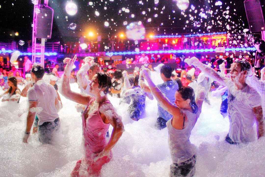 8 Holi Parties In And Around Mumbai That Are Gonna Be Lit Start Planning Already Tripoto Khar gymkhana uygulaması kulüpte son gelişmelerle güncel kalmak için izin verir.