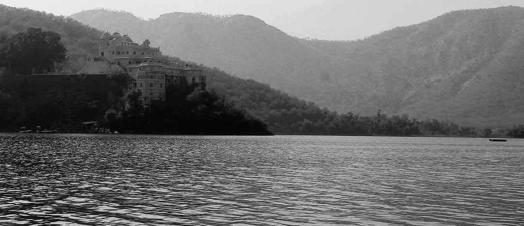 Sariska Tiger Reserve And Siliserh Lake Alwar Trip Tripoto Sariska tiger reserve is well nestled in the aravali hills covering 800 sq km area divided into the grasslands, dry deciduous forests, sheer cliffs and rocky landscape. sariska tiger reserve and siliserh lake