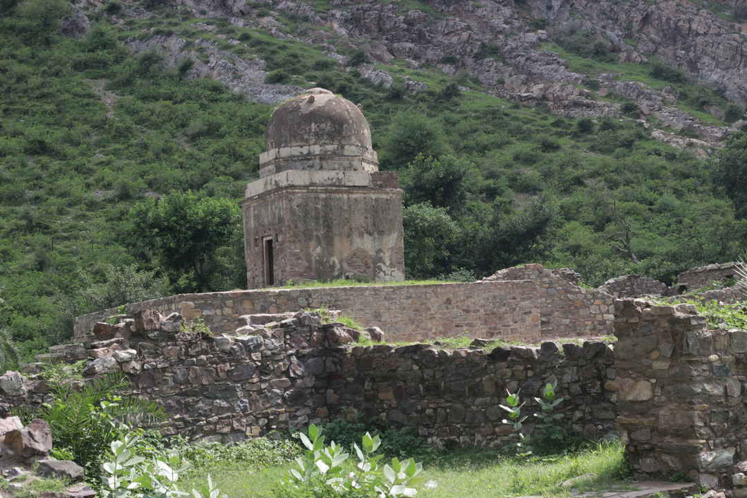 Bhangarh Fort - The only legally haunted place in India - Penstring