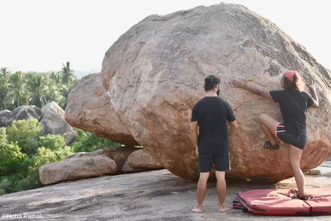 Photo of Bare hands on boulde