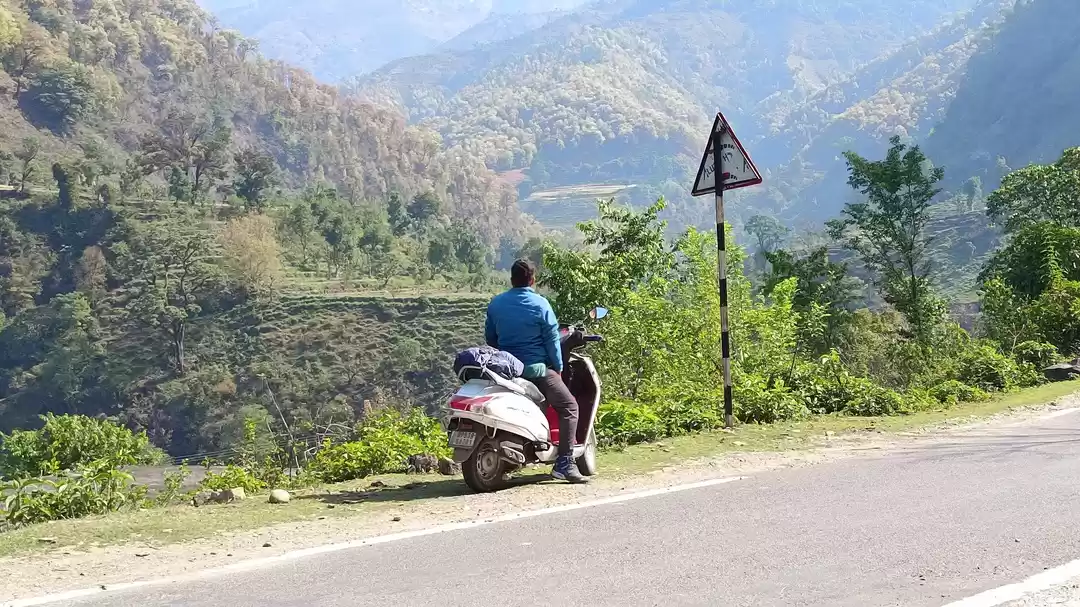 Photo of स्कूटी, पहाड़ और रोड